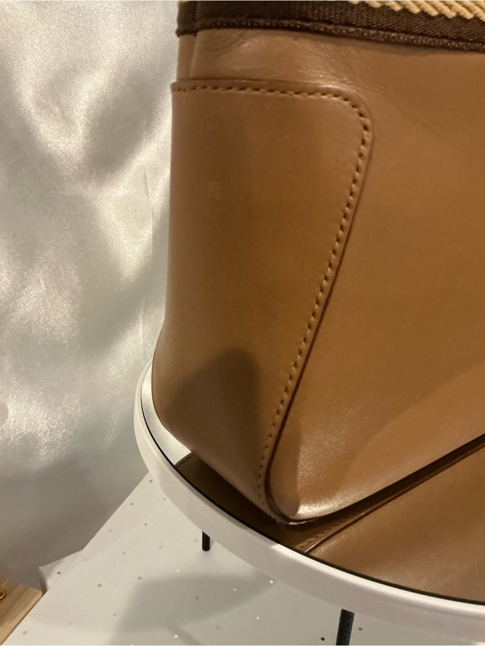 Preloved Gucci Brown Leather Tote with Striped Web Handles - Picture 3 of 8